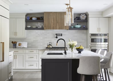 Kitchen centre view with hood and island (1)