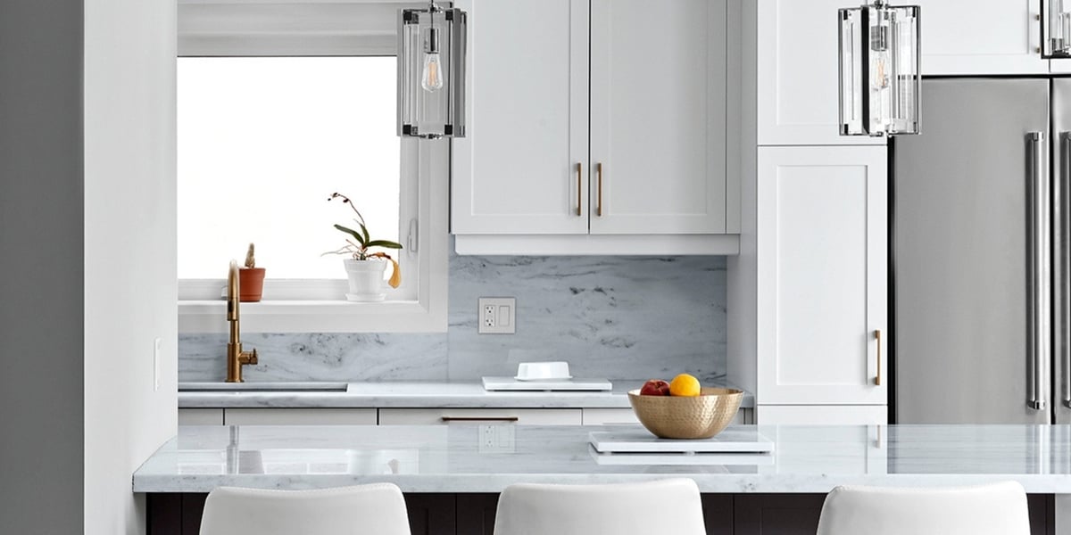 Luxury kitchen in Markham, Ontario with natural stone backsplash behind white shaker cabinets