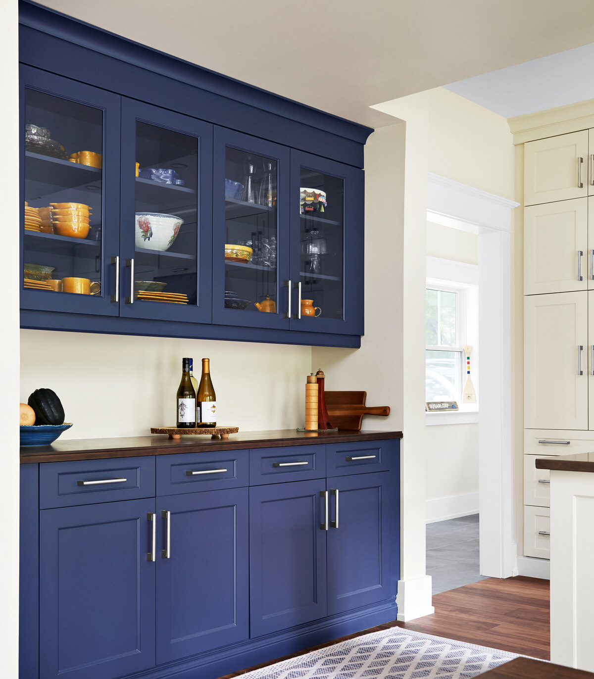 beverage station with navy blue cabinets in markham (1)