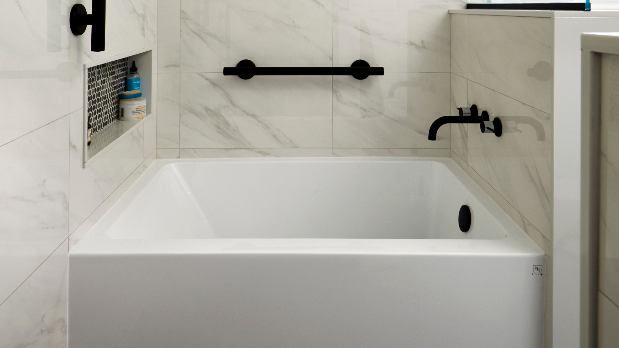 bling-bathtub 16x9 bling-bathtub 16x9