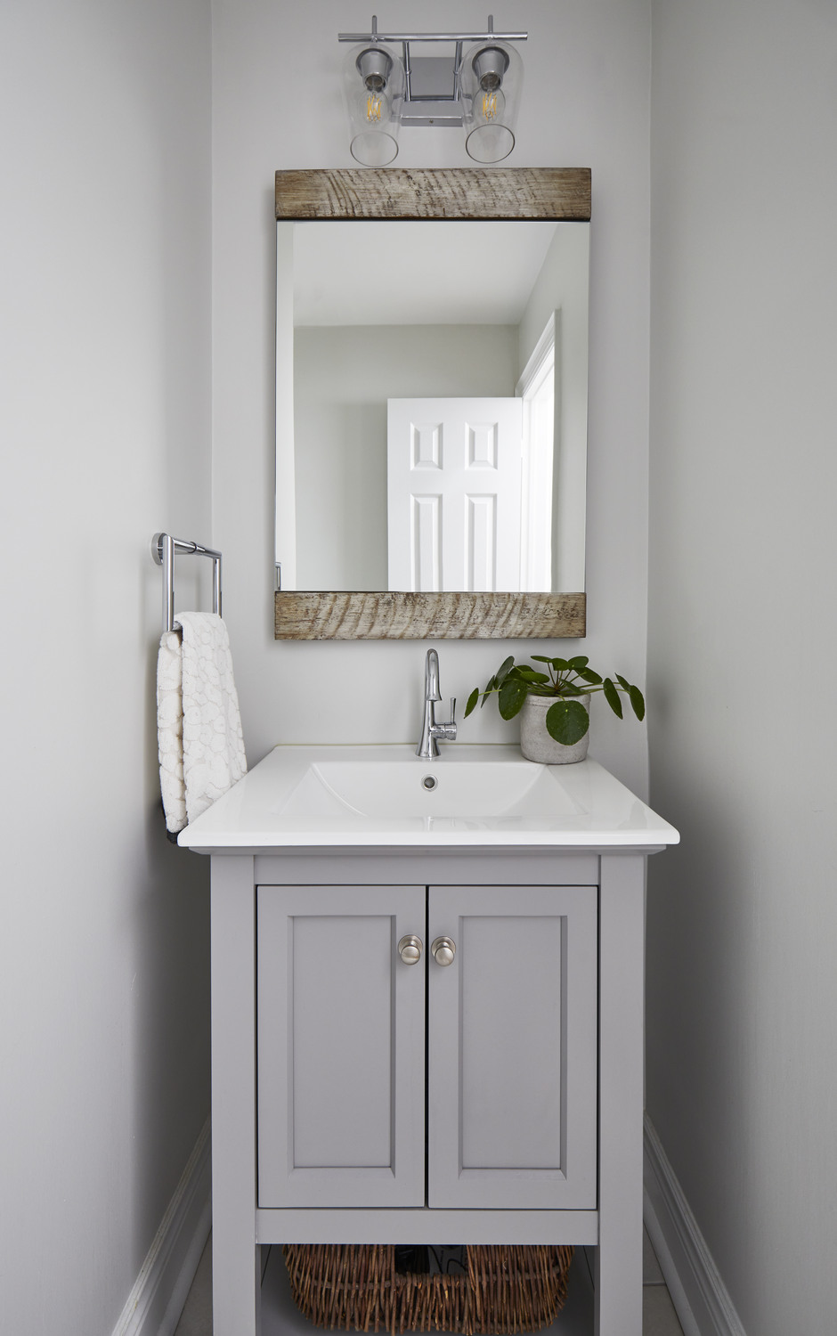 powder room centered view (1)