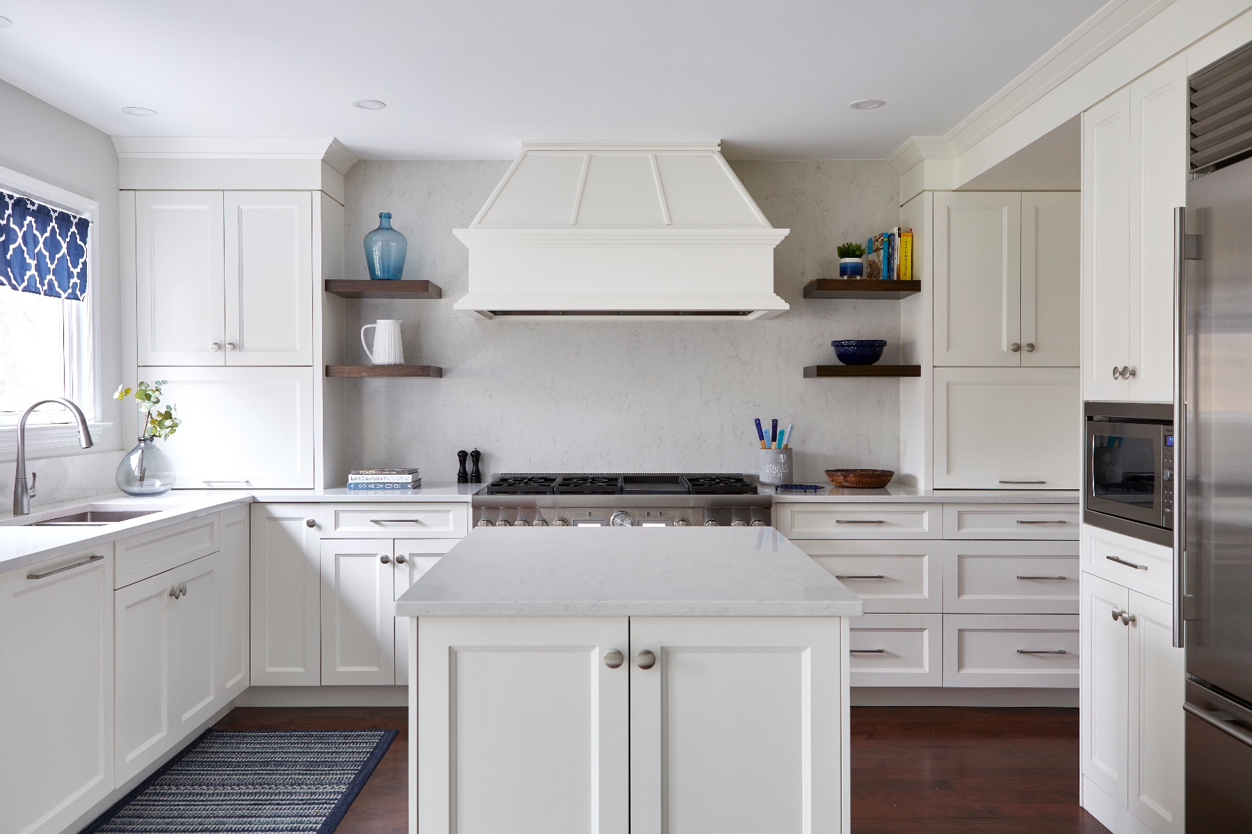 white kitchen with range hood renovation in markham